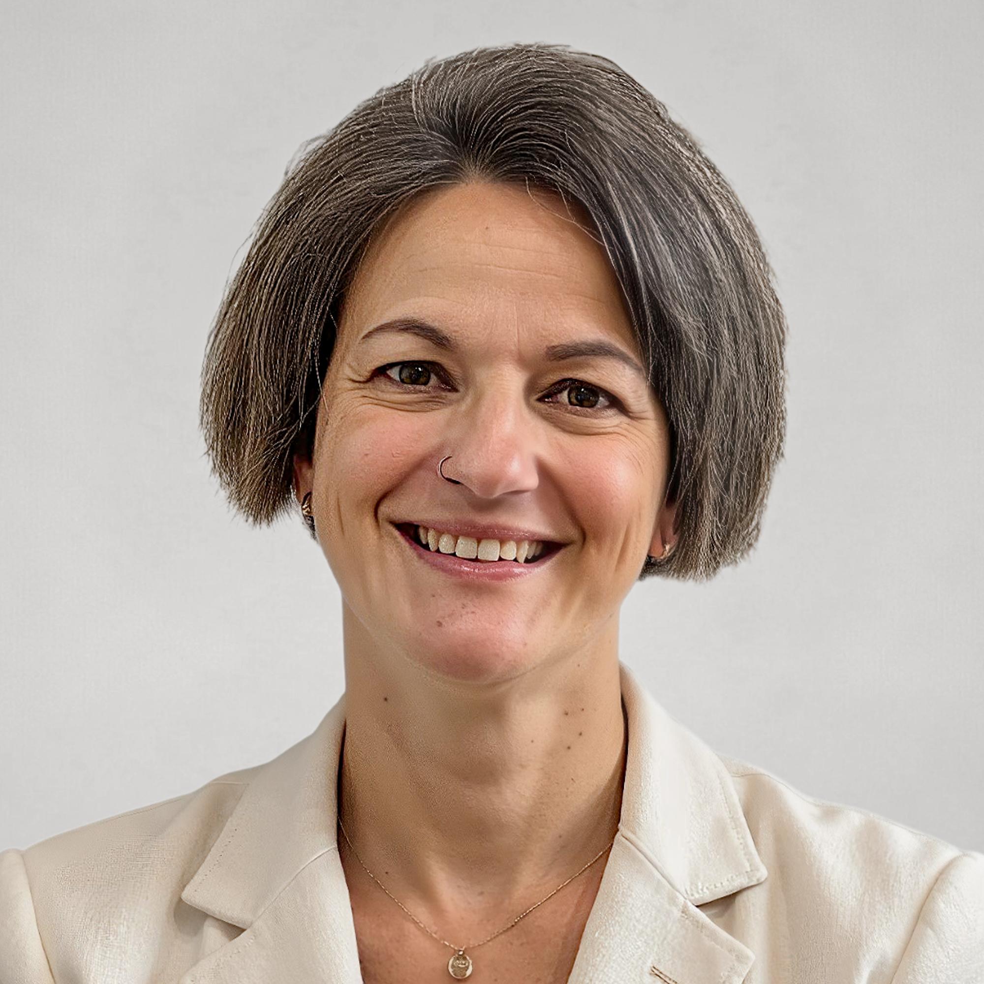 Isabel Vázquez | Oficial Dpt Comunitats Llach Serra