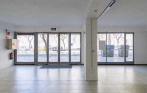 Amplio local comercial en ubicación estratégica